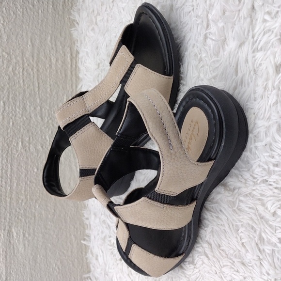 Clarks Artisan Natural Leather Elastic T-Strap Open Toe Low Heel Slingback Shoe - Picture 16 of 16